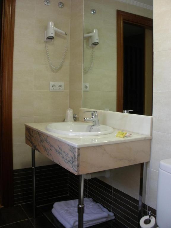 Hostal Virgen Del Villar Laguna de Duero Ruang foto