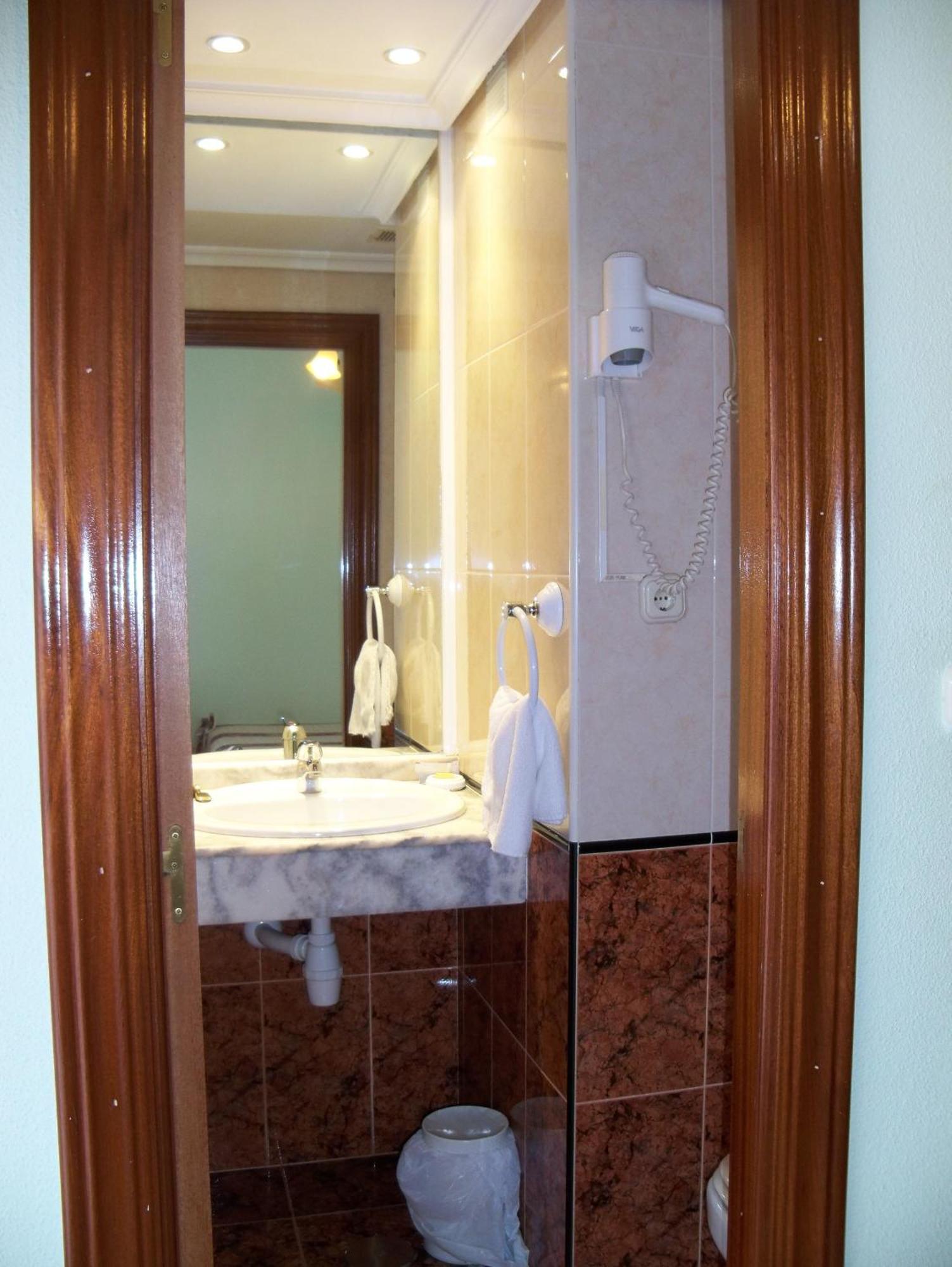 Hostal Virgen Del Villar Laguna de Duero Bagian luar foto