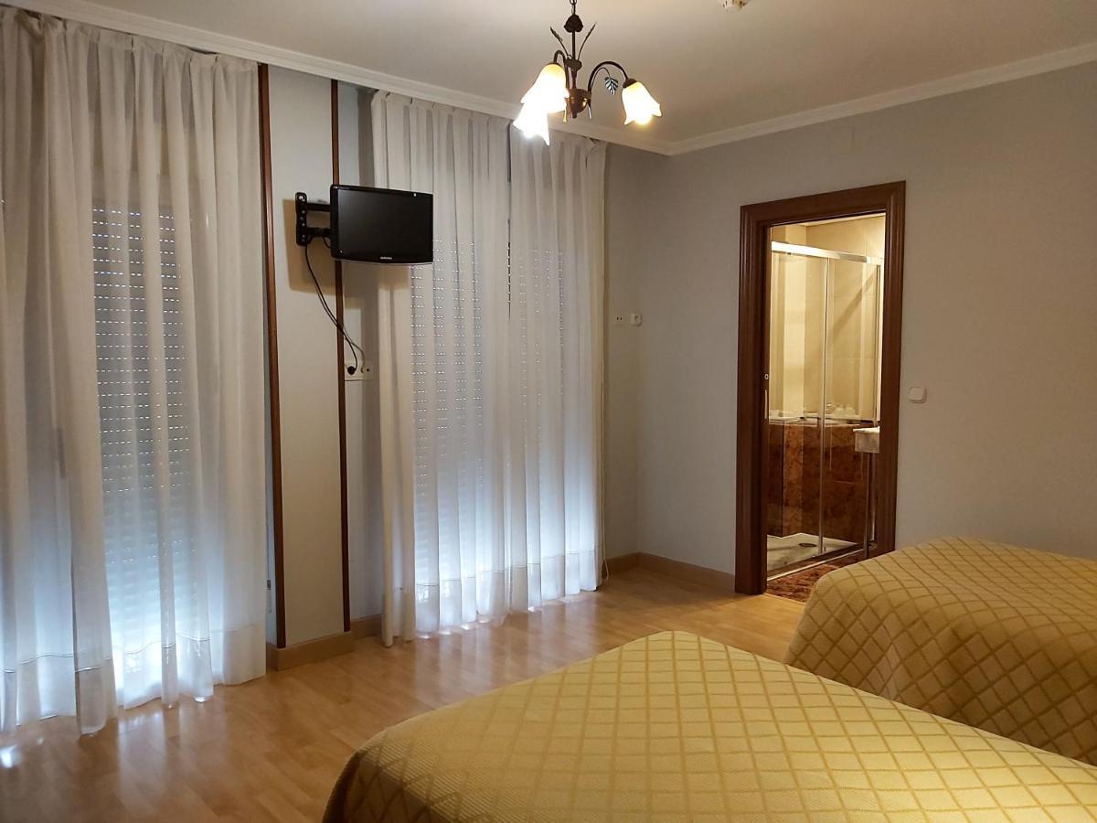 Hostal Virgen Del Villar Laguna de Duero Bagian luar foto