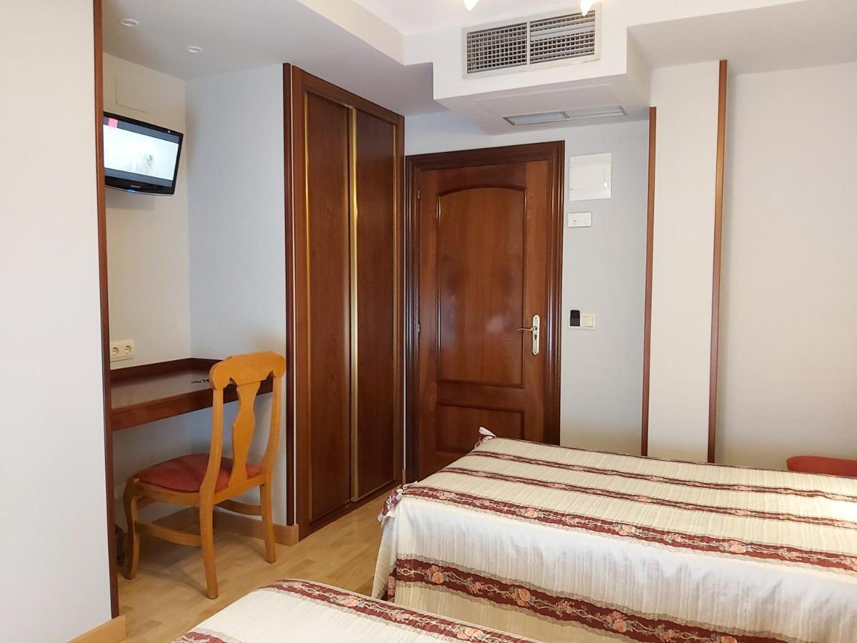 Hostal Virgen Del Villar Laguna de Duero Bagian luar foto