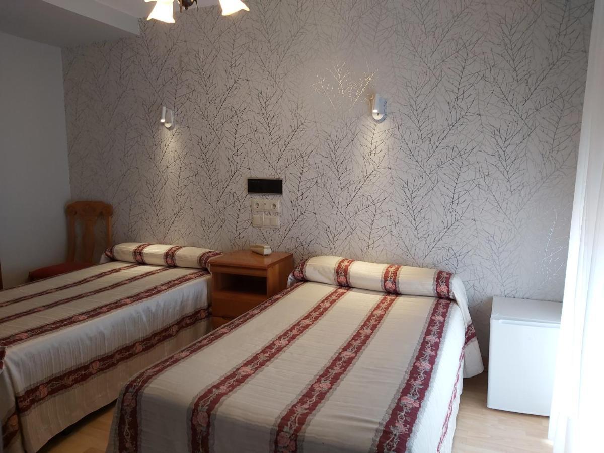 Hostal Virgen Del Villar Laguna de Duero Bagian luar foto