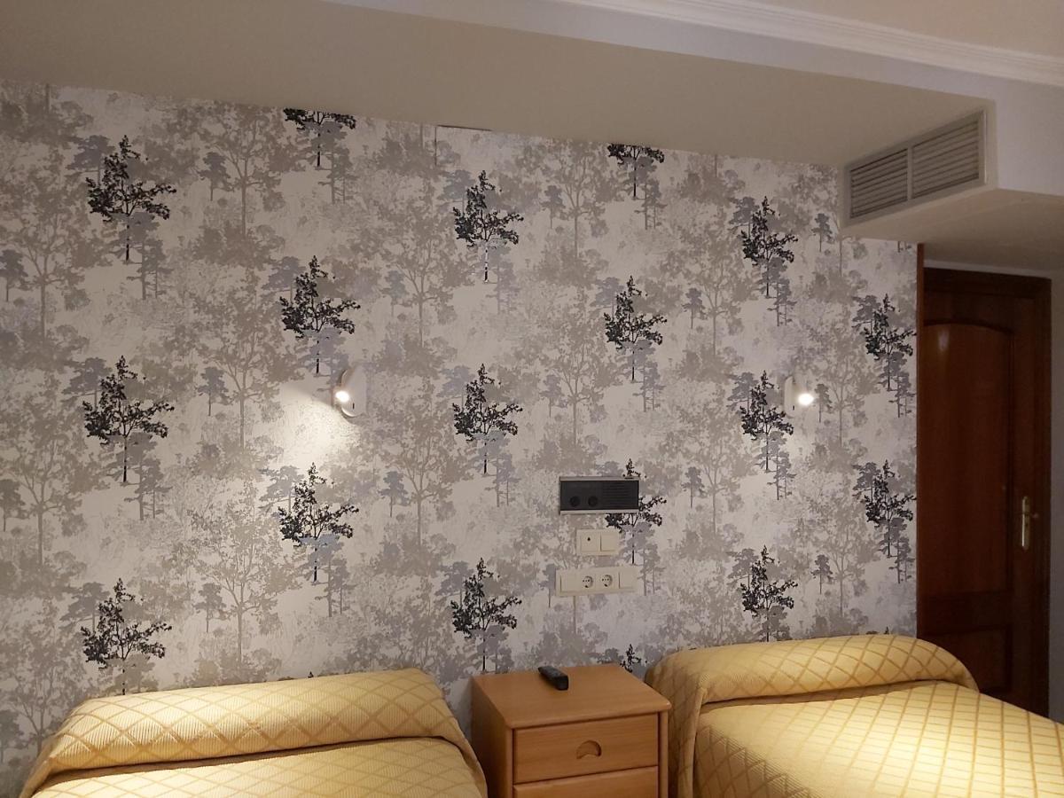 Hostal Virgen Del Villar Laguna de Duero Bagian luar foto