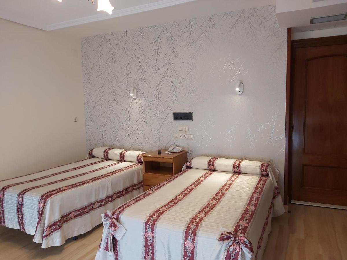 Hostal Virgen Del Villar Laguna de Duero Bagian luar foto