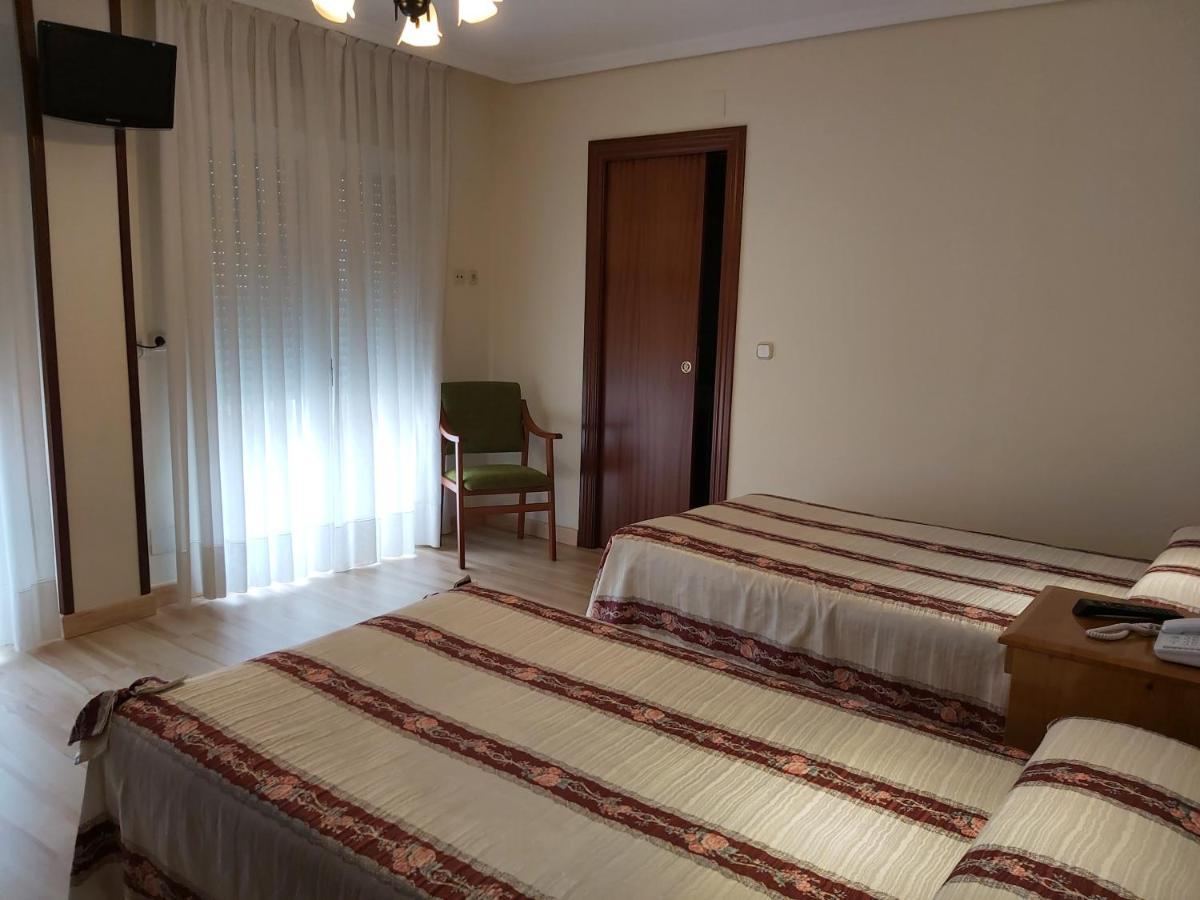Hostal Virgen Del Villar Laguna de Duero Bagian luar foto